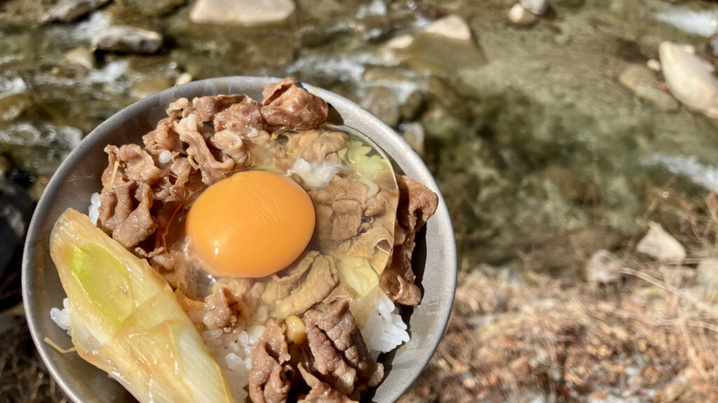 今日の川メシ。すき焼き丼。